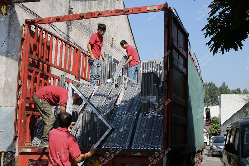 樓上樓門(mén)窗-廣東東軟學(xué)院學(xué)校門(mén)窗工程裝車(chē)