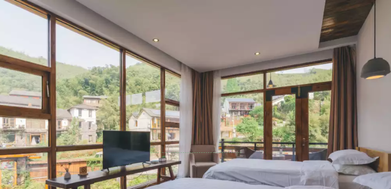 想知道鋁木復合門窗和鋁包木門窗哪款更適合你嗎？