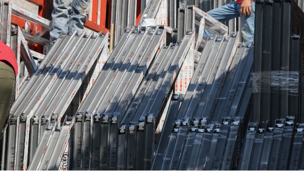 長(zhǎng)安oppo工業(yè)園鋁合金門(mén)窗工程產(chǎn)品裝車-樓上樓門(mén)窗