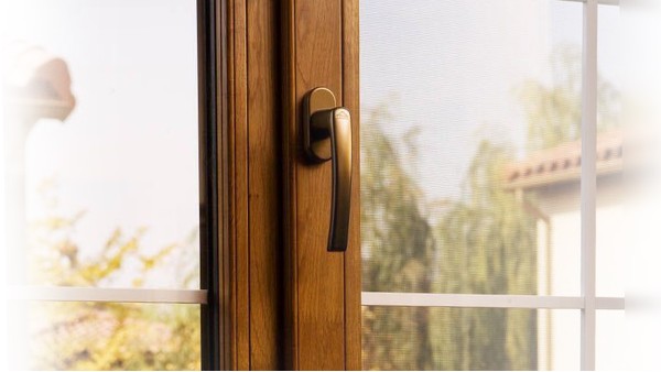 【樓上樓門窗】新加坡酒店門窗工程專業(yè)供應廠家裝柜啦！